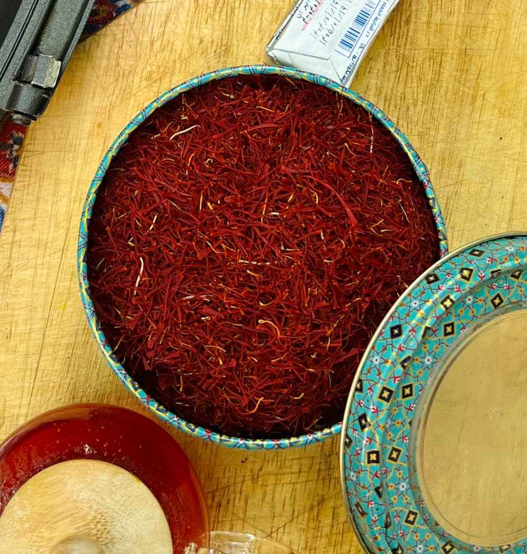 Saffron-broken-tengrams-Khatamcontainer زعفران شکسته ده گرمی با ظرف خاتم