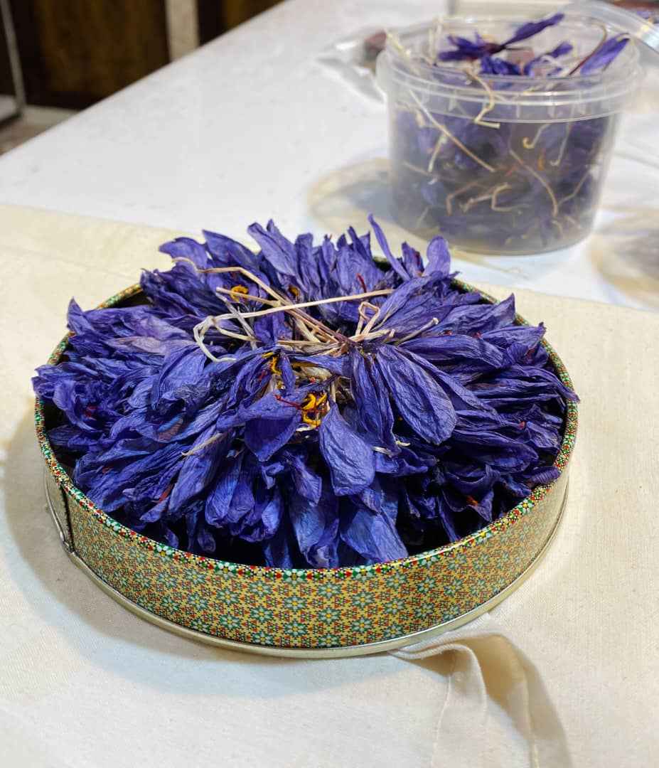 driedsaffronflowerbuds-50grams-khatamcontainer غنچه گل زعفران خشک ۵۰ گرمی با ظرف خاتم